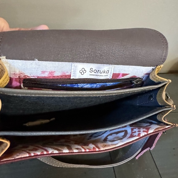 Stylish Leopard Print and Burgundy Crossbody Bag - Picture 5 of 5